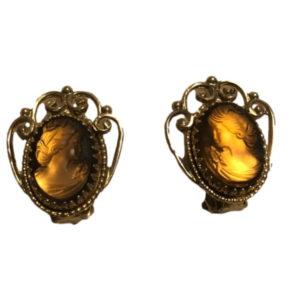 𝅺vintage Whiting Davis Clip Earrings Brown Gold Glowing Cameo Signed 1.1”